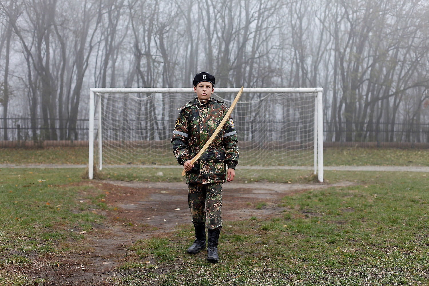 Un cadet sosté un model d’espasa davant d’una porteria de futbol mentre efectua els seus exercicis militars a l’estadi de l’Escola General del Cadet de Ièrmolov, a Stàvropol, Rússia, el novembre passat / EDUARD KORNIYENKO_REUTERS (Diari Ara)